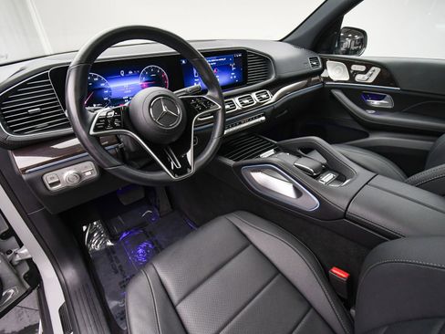 Used 2025 Mercedes-Benz GLS 450 4MATIC image 13