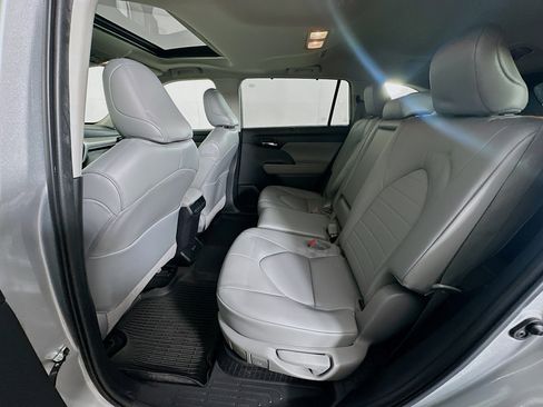 Used 2022 Toyota Highlander XLE image 28