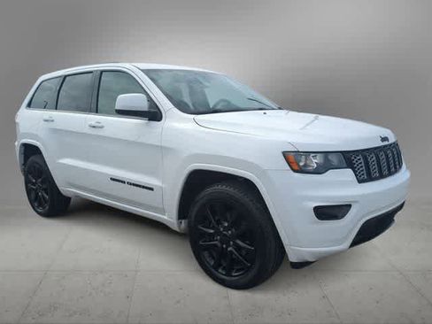 Used 2018 Jeep Grand Cherokee Altitude image 2