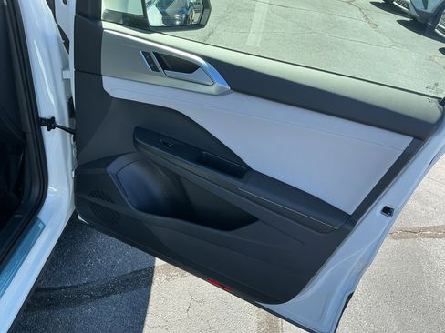 Certified 2025 Volkswagen Taos SE image 35
