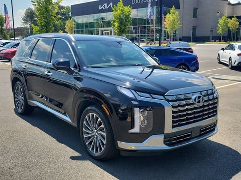Used 2025 Hyundai Palisade Calligraphy FWD image 3