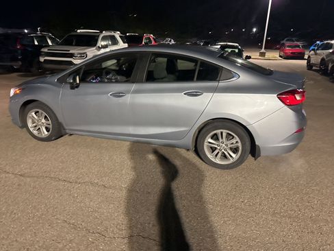 Used 2018 Chevrolet Cruze LT w/ Convenience Package image 2