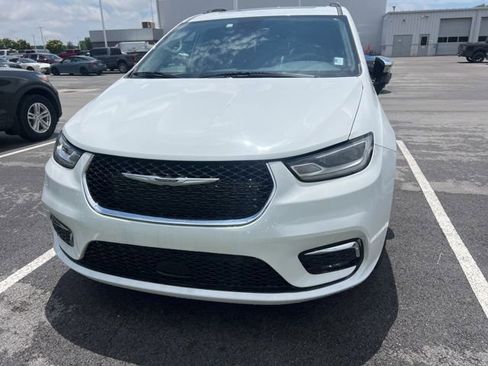 Used 2023 Chrysler Pacifica Limited FWD image 4