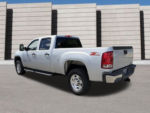 Used 2010 GMC Sierra 2500 SLE w/ Suspension Package, Off-Road RWD image 3