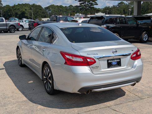 Used 2016 Nissan Altima 2.5 SL w/ 2.5 Technology Package image 9