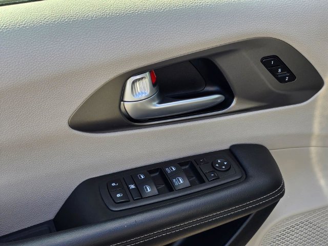 Used 2024 Chrysler Pacifica Touring-L FWD image 21
