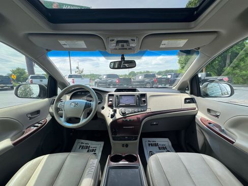 Used 2014 Toyota Sienna XLE w/ XLE Premium Package FWD image 14