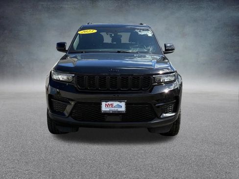 Used 2023 Jeep Grand Cherokee Altitude AWD/4WD image 9