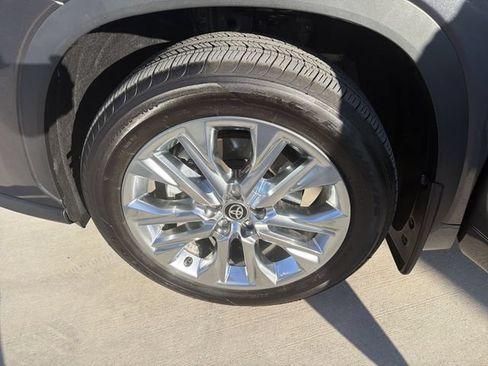 Certified 2025 Toyota Highlander Limited FWD image 32
