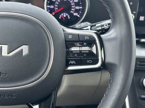 Used 2022 Kia Carnival LX image 17