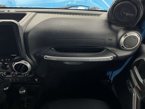 Used 2018 Jeep Wrangler Unlimited Sahara w/ Connectivity Group image 20