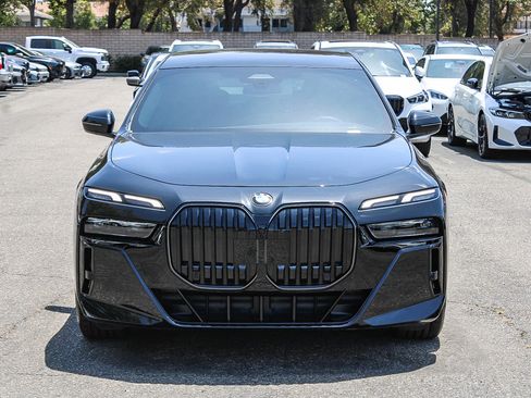 Certified 2025 BMW 740i w/ Premium Package RWD image 2