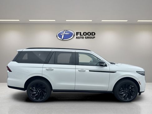 New 2026 Lincoln Navigator Reserve w/ Jet Appearance Package AWD/4WD image 4