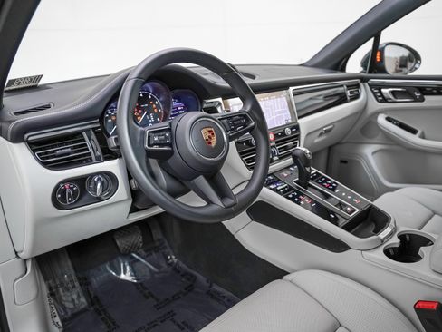 Certified 2025 Porsche Macan image 4