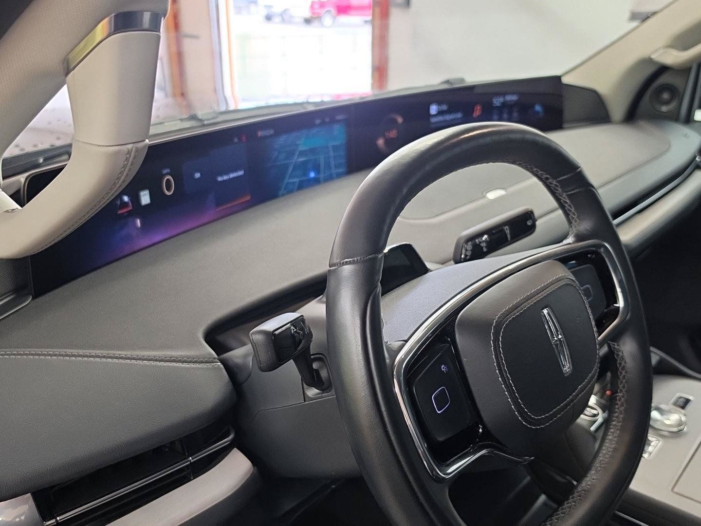 Certified 2025 Lincoln Navigator Reserve AWD/4WD image 5