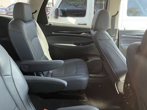 Used 2019 Buick Enclave Essence FWD image 7