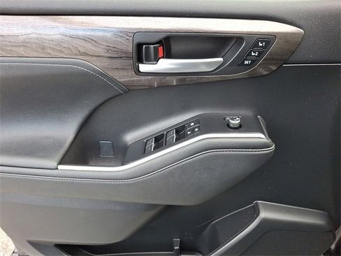 Used 2023 Toyota Highlander Platinum image 13
