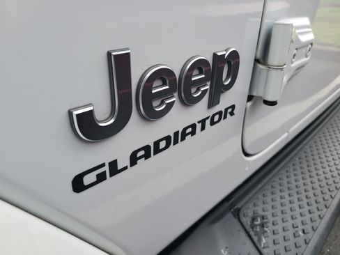 Used 2021 Jeep Gladiator Overland AWD/4WD image 9