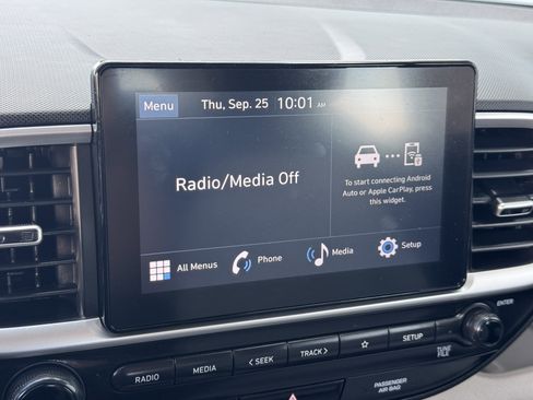 Used 2023 Hyundai Venue SEL image 25