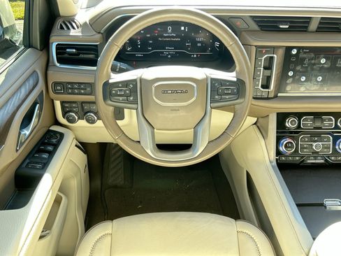 Used 2022 GMC Yukon XL Denali image 17