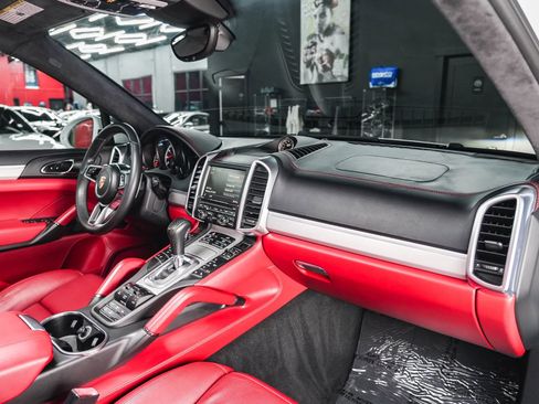 Used 2015 Porsche Cayenne Turbo image 58