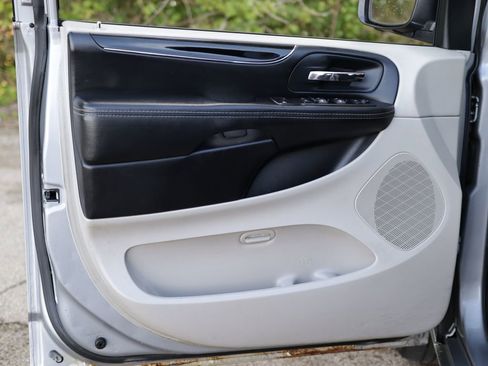 Used 2014 Chrysler Town & Country Touring-L FWD image 36