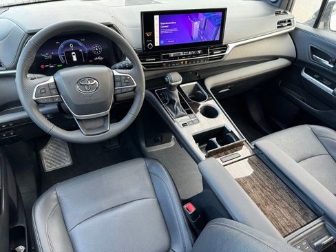 Used 2025 Toyota Sienna Limited AWD/4WD image 7