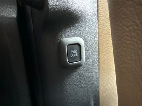 Used 2023 Toyota Sienna XLE FWD image 18