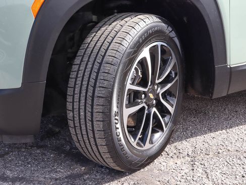 Used 2025 Chevrolet TrailBlazer LT AWD/4WD image 17
