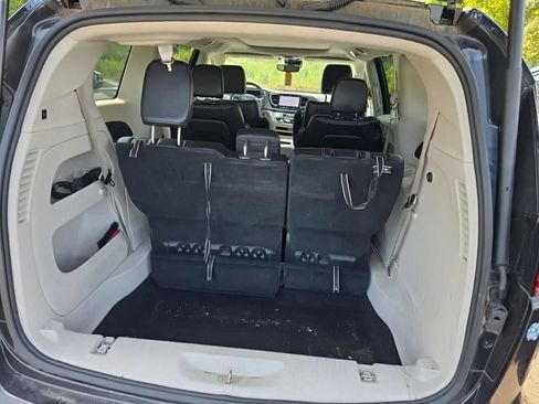Used 2023 Chrysler Pacifica Touring-L FWD image 12