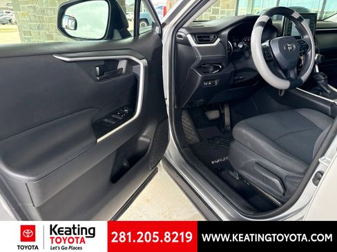 Used 2021 Toyota RAV4 LE FWD image 10