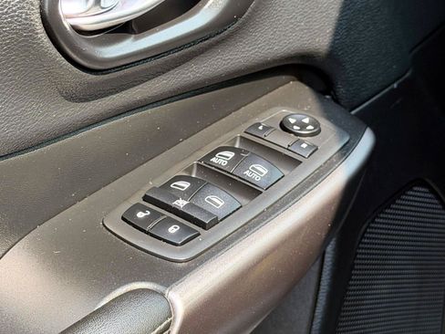 Used 2019 Jeep Cherokee Limited AWD/4WD image 16