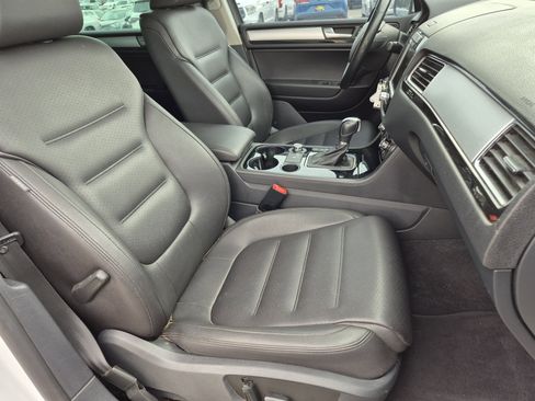 Used 2014 Volkswagen Touareg Sport image 23