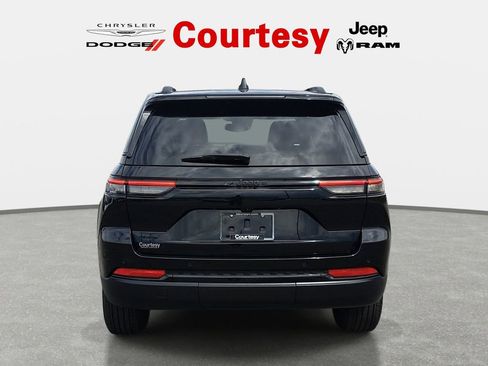 Certified 2024 Jeep Grand Cherokee Altitude AWD/4WD image 5