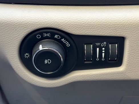 Used 2017 Chrysler Pacifica Platinum FWD image 36