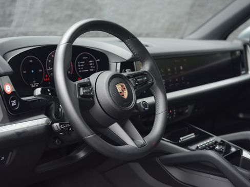 Certified 2025 Porsche Cayenne AWD/4WD image 4