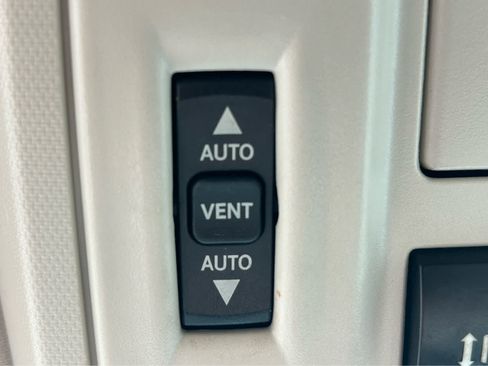 Used 2016 Chrysler Town & Country Touring-L FWD image 23