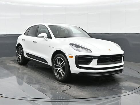 Certified 2025 Porsche Macan AWD/4WD image 11