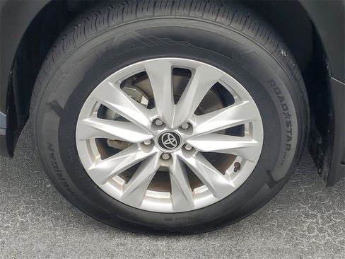 Used 2024 Toyota Corolla Cross LE image 5