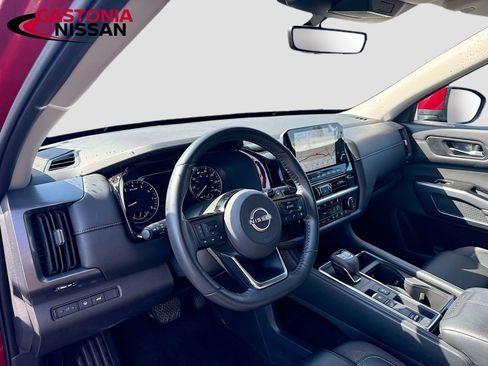 Used 2024 Nissan Pathfinder SL image 11