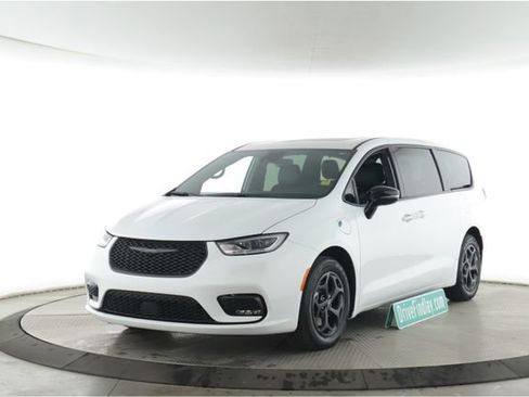 Used 2023 Chrysler Pacifica Limited w/ S Appearance Package FWD image 10
