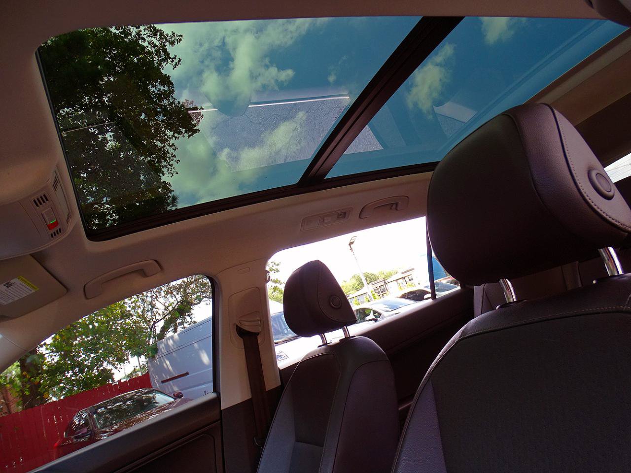 Used 2020 Volkswagen Tiguan SE w/ Panoramic Sunroof Package FWD image 23