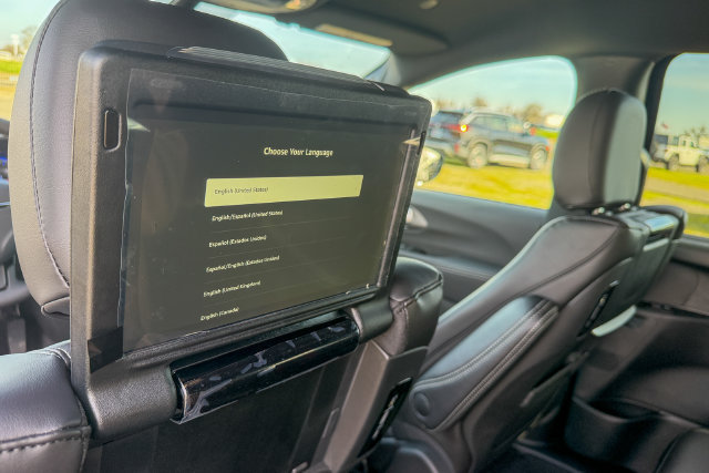 New 2026 Chrysler Pacifica Select AWD/4WD image 24