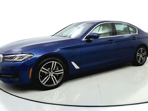 Used 2021 BMW 530e xDrive w/ Premium Package AWD/4WD image 5