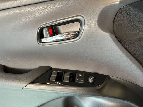 Used 2019 Toyota Prius XLE AWD/4WD image 19