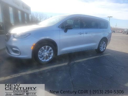 New 2026 Chrysler Pacifica Limited w/ Uconnect Theater Family Group image 1