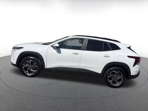 Used 2025 Chevrolet Trax LT w/ LT Convenience Package FWD image 9