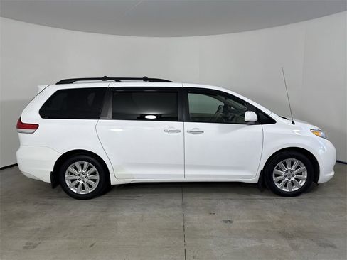 Used 2014 Toyota Sienna XLE image 8