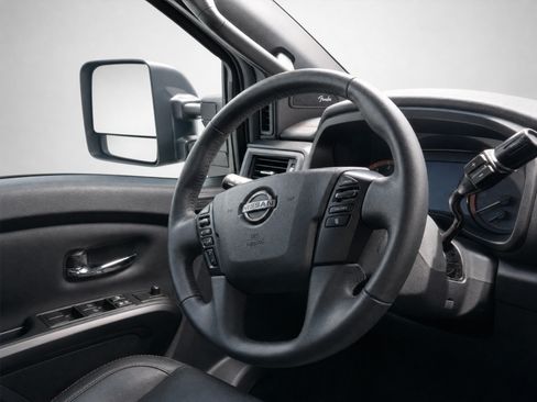 Used 2024 Nissan Titan PRO-4X w/ Pro-4x Convenience Package AWD/4WD image 18