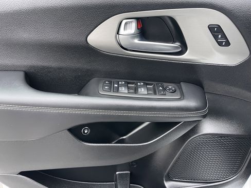 Used 2023 Chrysler Pacifica Limited w/ S Appearance Package image 8